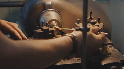 生产的圆环。珠宝商与蜡模型环在他的车间工作。珠宝制作的工艺品。用低景深拍摄的细节。珠宝商制作手工饰品复古的工作台上。工艺